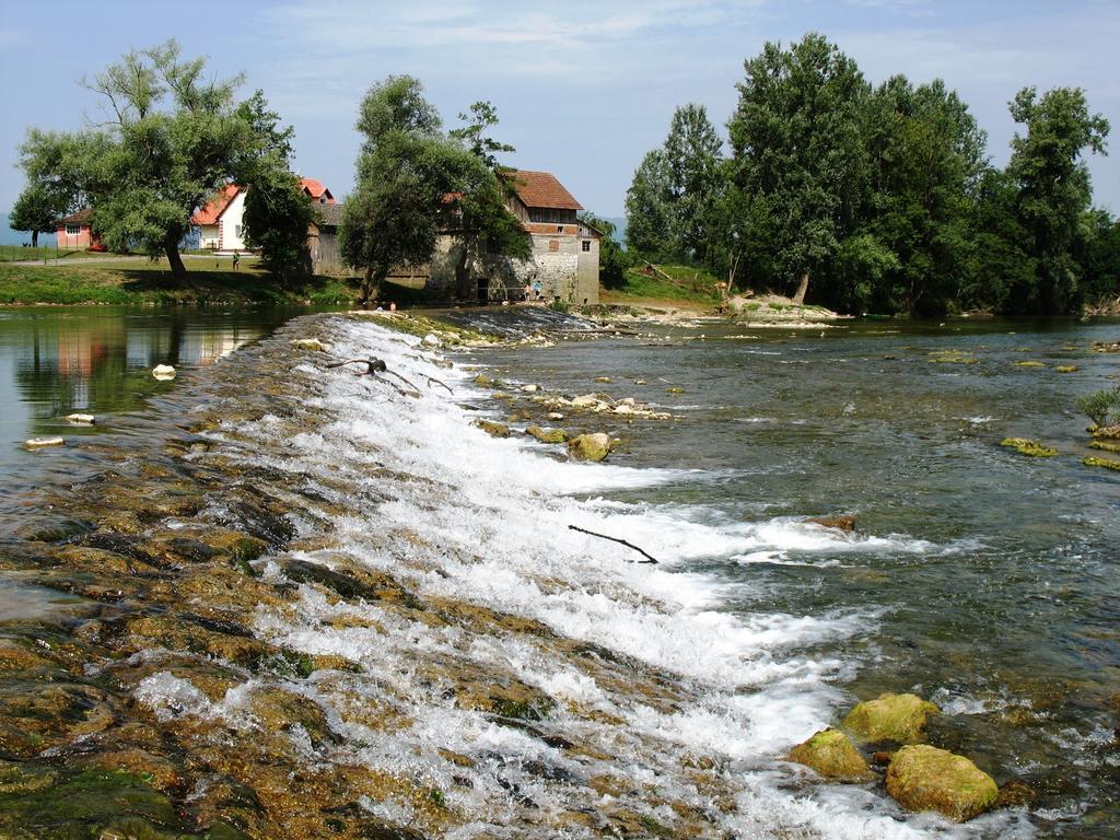 Fortun Estate - Apartmaji Ob Reki Kolpi Metlika Ruang foto